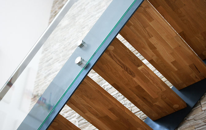 Holztreppe, kombiniert mit Glas- und Stahlelementen